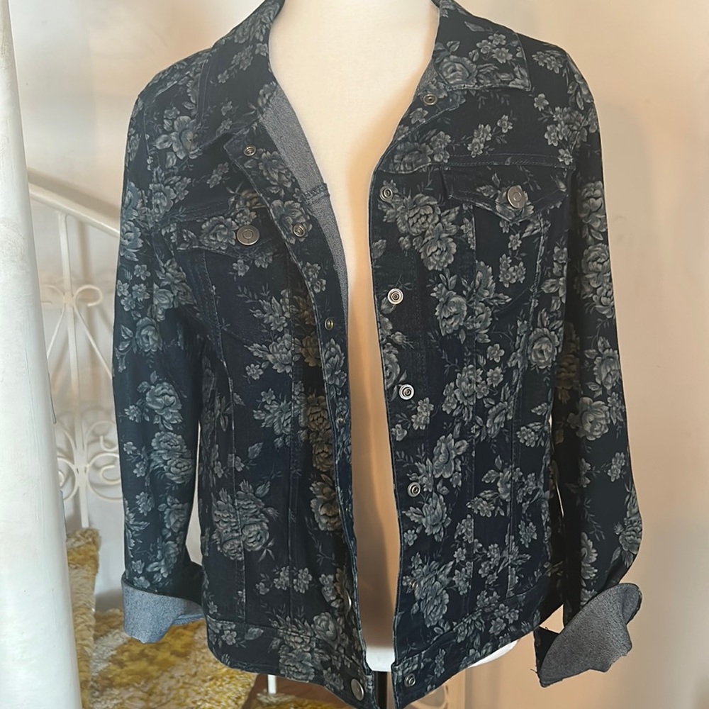Nwot, Floral  print Jean jacket.